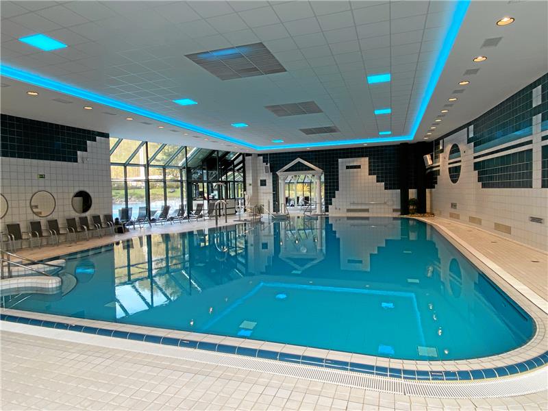 Harzburgs Therme ab Montag fertig Das große Becken mit der neu eingebauten Decke.