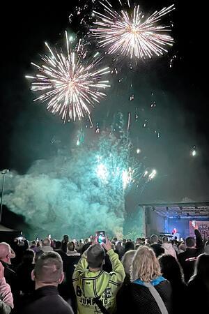 Das große Feuerwerk wird im Sportpark gegen 22.50 Uhr abgebrannt.