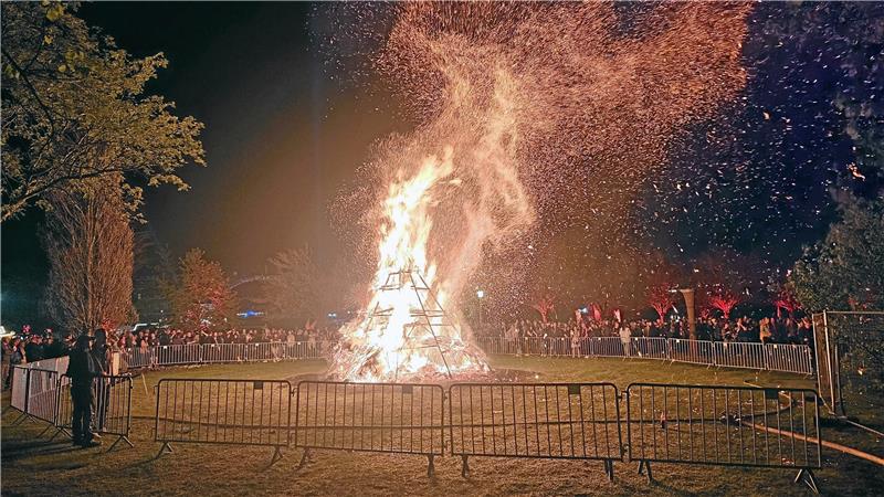 Walpurgis in Hahnenklee – fast wie ein Sommermärchen Das große Hexenfeuer lodert. Foto: Epping