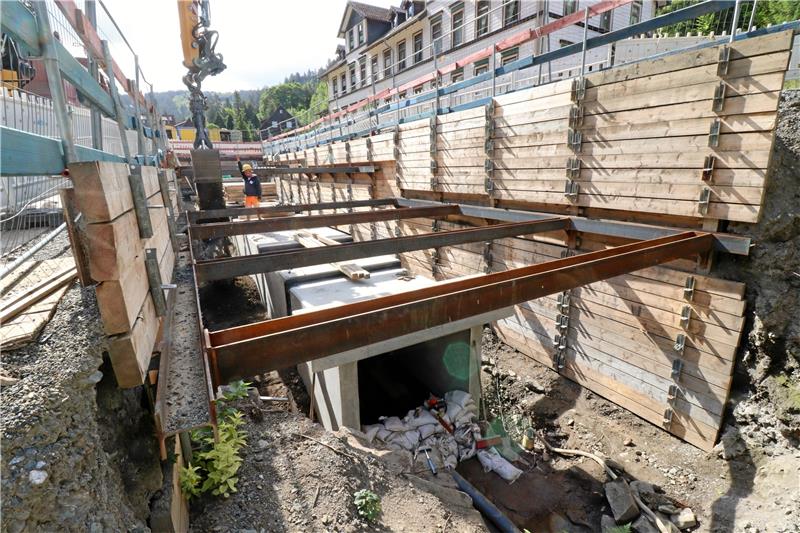 Baugrube in Lautenthal schließt sich nur langsam Das große Loch füllt sich nur langsam: Jede Baggerschaufel wird am neuen Durchlass der Laute per Handzeichen an die richtige Stelle dirigiert, damit die seitlichen Befestigungen der Reihe nach wieder entfernt werden können. Fotos: Kühlewind