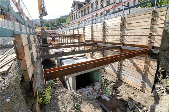 Das große Loch füllt sich nur langsam: Jede Baggerschaufel wird am neuen Durchlass der Laute per Handzeichen an die richtige Stelle dirigiert, damit die seitlichen Befestigungen der Reihe nach wieder entfernt werden können.  Fotos: Kühlewind