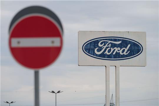 Das große Logo von Ford auf dem Parkplatz des Werks Saarlouis.