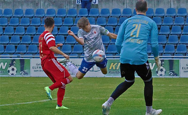 Das hätte es schon sein können: Lennox Trommer (M.) vergibt früh eine erstklassige Kopfballchance. Am Ende steht beim GSC die Null auf der falschen Seite. Foto: Epping