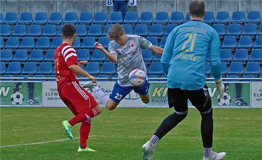 Das hätte es schon sein können: Lennox Trommer (M.) vergibt früh eine erstklassige Kopfballchance. Am Ende steht beim GSC die Null auf der falschen Seite. Foto: Epping