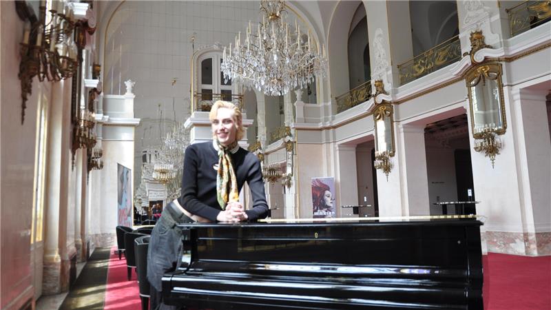 Das hat schon Flair: Filip Sandte schätzt das Saal-Ambiente im Theater des Westens mit Piano, Kronleuchtern und Spiegeln.
