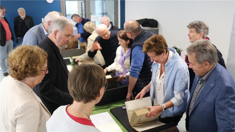 Goslarer Marktkirchenbibliothek: Zwölf alte Bücher restauriert Das hat sich gelohnt: Die Sponsoren schauen sich die restaurierten Bücher aus der Marktkirchenbibliothek an.