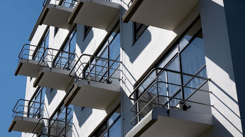 „Marco Polo“ preist Dessau, Chemnitz und Wuppertal an Das historische Atelierhaus (auch Prellerhaus genannt) am Bauhaus Dessau: Das Gebäude mit den auffälligen Balkonen war einst Wohn- und Arbeitsort berühmter Vertreterinnen und Vertreter des Bauhauses. Heute kann man in restaurierten Zimmern übernachten, für 55 bis 75 Euro. (Archivbild)