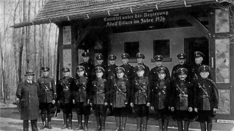 Das Nordharz-Inferno: Vor 80 Jahren erfolgt die Sprengung der Muna Das historische Foto zeigt die Wachmannschaft der Muna vor dem Wachgebäude. Am Abend des 10. April 1945 erfolgt die Sprengung der Bunker.