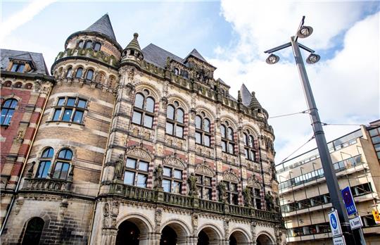 Das historische Gebäude des Bremer Landgerichts. Dort sollte am Mittwoch, 1. November, ein Mordprozess gegen einen Altenpfleger beginnen.