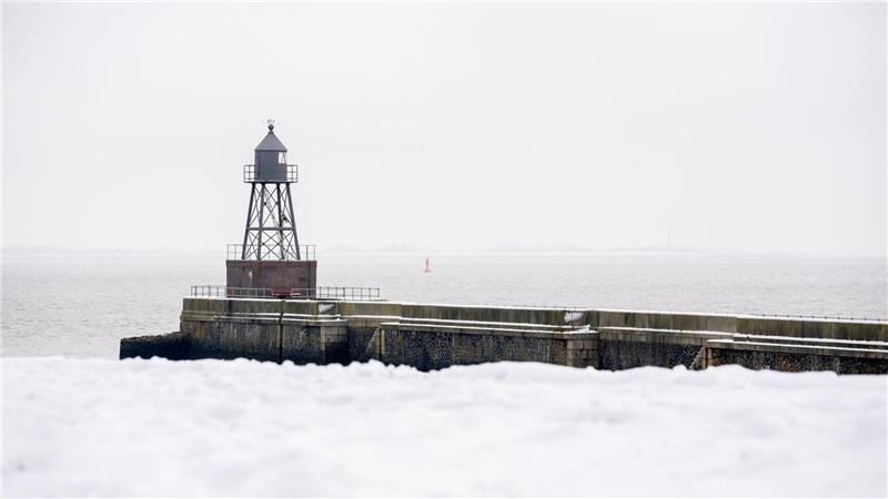 Das historische Querfeuer im Winterwetter von Wilhelmshaven.