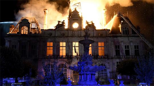 Das historische Rathaus von Limoges wurde durch einen von Randalierern gelegten Brand weitgehend zerstört.