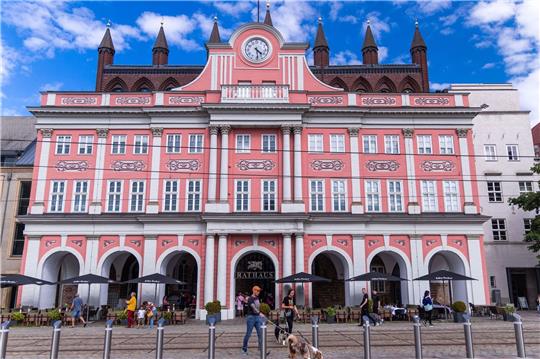 Das historische Rathaus von Rostock mit dem Sitzungssaal der Bürgerschaft und Büros der Oberbürgermeisterin.