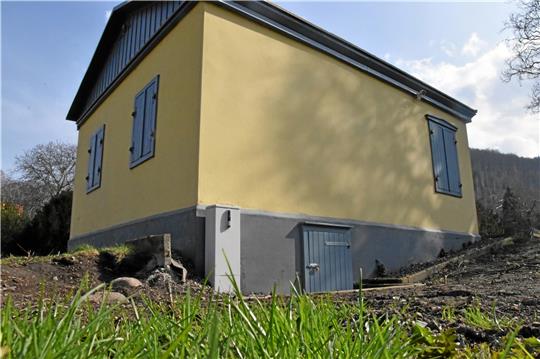 Das historische Teehaus in der Parkmitte hat jetzt einen Stromanschluss. Im Inneren soll eine Ausstellung über die Geschichte Okers entstehen. Foto: Roß