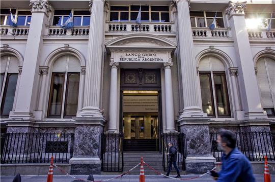 Das hoch verschuldete Argentinien hat 2023 zur Begleichung fälliger Zinsforderungen des Internationalen Währungsfonds (IWF) einen millionenschweren Kredit bei Katar aufgenommen.