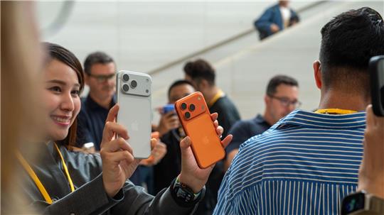 Apple erwartet Rekord-Weihnachtsgeschäft dank neuer iPhones Das iPhone Pro gibt es in diesem Jahr erstmals in der Farbe Orange.