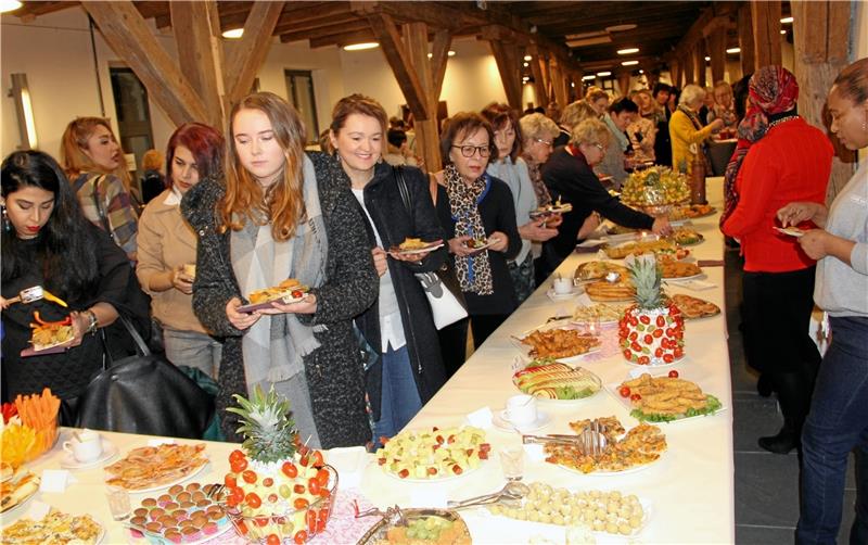 Das internationale Buffet, das Frauen aus zahlreichen Ländern im Burgsaal aufgebaut hatten, war beeindruckend.  Fotos: Seilkopf