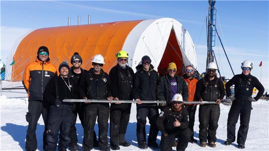 Das internationale Forscherteam holte den Bohrkern aus Hunderten Meter Tiefe unter dem Eis. 
