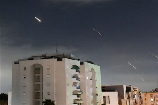 Das israelische Luftabwehrsystem «Iron Dome» fängt vom Iran abgefeuerte Raketen ab.
