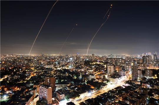Das israelische Luftabwehrsystem Iron Dome feuert in Zentralisrael, um eine aus dem Gazastreifen abgefeuerte Rakete abzufangen.