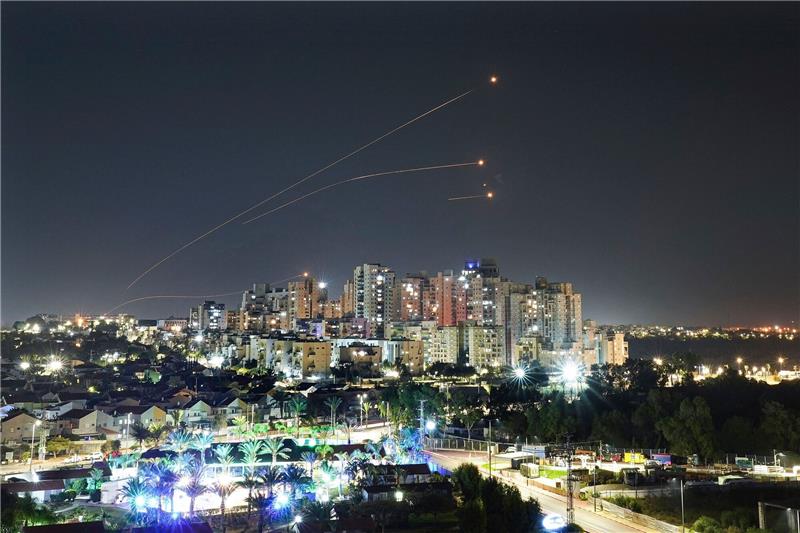 Nach Feuerpause wieder heftige Kämpfe im Gazastreifen Das israelische Luftabwehrsystem Iron Dome feuert, um eine aus dem Gazastreifen abgefeuerte Rakete abzufangen.