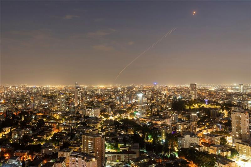Die Waffen von Hamas, Islamischem Dschihad und Hisbollah Das israelische Luftabwehrsystem Iron Dome feuert, um eine aus dem Gazastreifen abgefeuerte Rakete abzufangen.