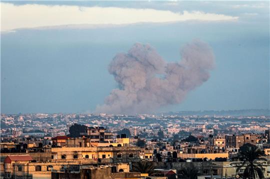 Das israelische Militär fliegt weiter Luftangriffe auf den Gaza-Streifen.