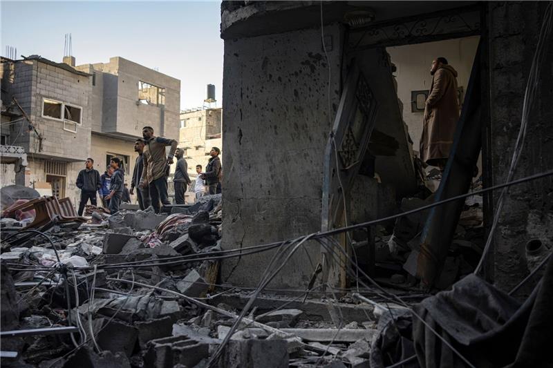 Helfer machtlos angesichts „humanitärer Katastrophe” in Gaza Das israelische Militär griff seit Beginn des Krieges nach eigenen Angaben schon mehr als 22.000 Ziele an.