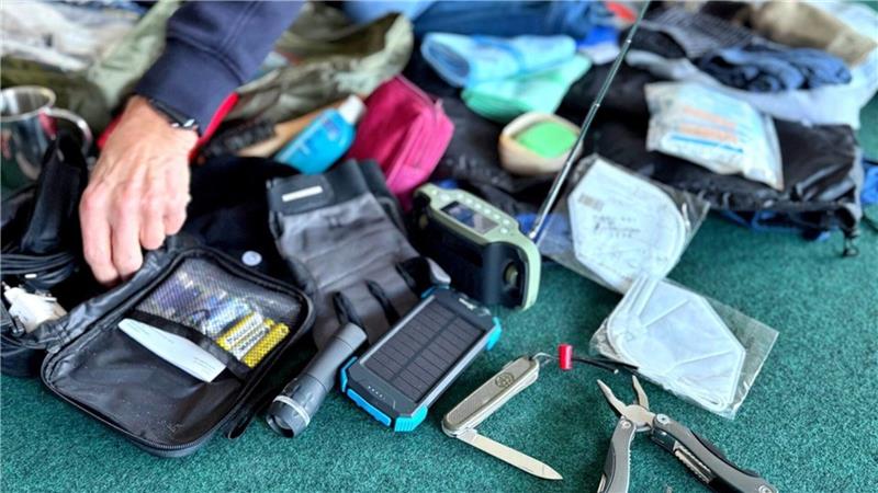 Ein Mann sortiert Utensilien.