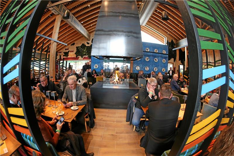 Neuer Harzturm in Torfhaus soll Touristenmagnet werden „Das ist das Mutterhaus.“ Auch das Restaurant „Wienerwald“ ist seit Mittwoch geöffnet. Foto: Frank Neuendorf