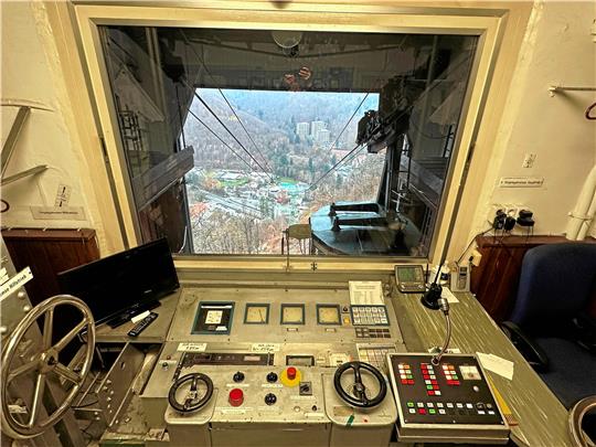 Das ist der Fahrstand der Seilbahn auf dem Burgberg. Der Bergbahner, der dort seinen Dienst versieht, hat einen fantastischen Blick hinunter ins Tal. Gut zu erkennen ist die alte Steuerungstechnik, die zumindest optisch auch erhalten bleiben wird. Gesteuert wird nach dem Umbau allerdings über digitale Wege und ein Display. Fotos: Schlegel
