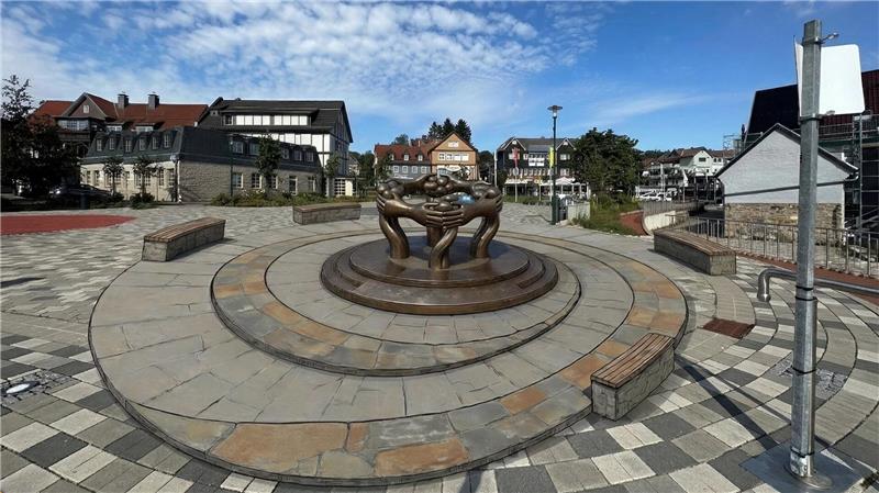 Das Foto zeigt eine Bronze-Skulptur mit Händen, die Kartoffeln halten.