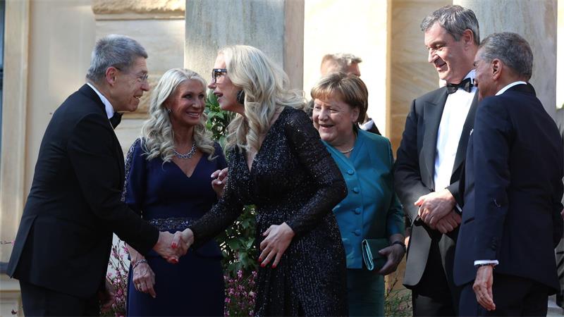Bayreuth sagt „Nein“ zum Rechtsruck Das ist neu: Katharina Wagner begrüßt die Gäste vor dem Portal.