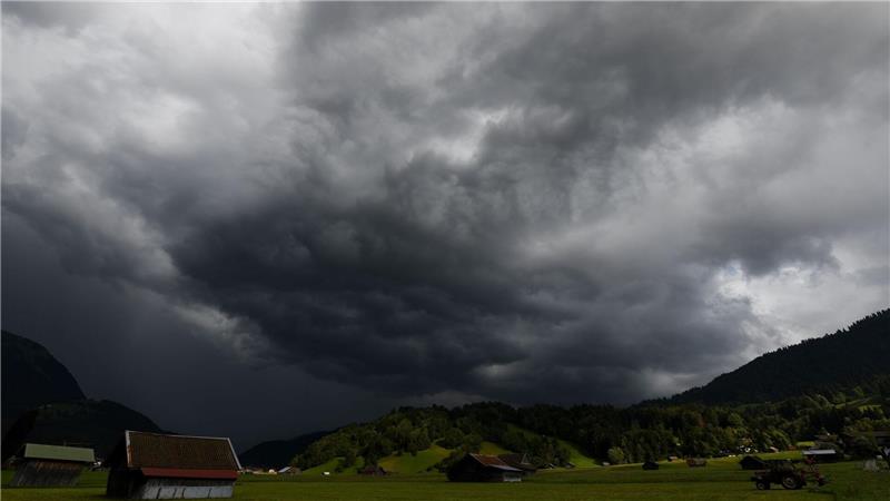 Das ist schon ziemlich nah: Gewitter im Gebirge sind gefährlich.