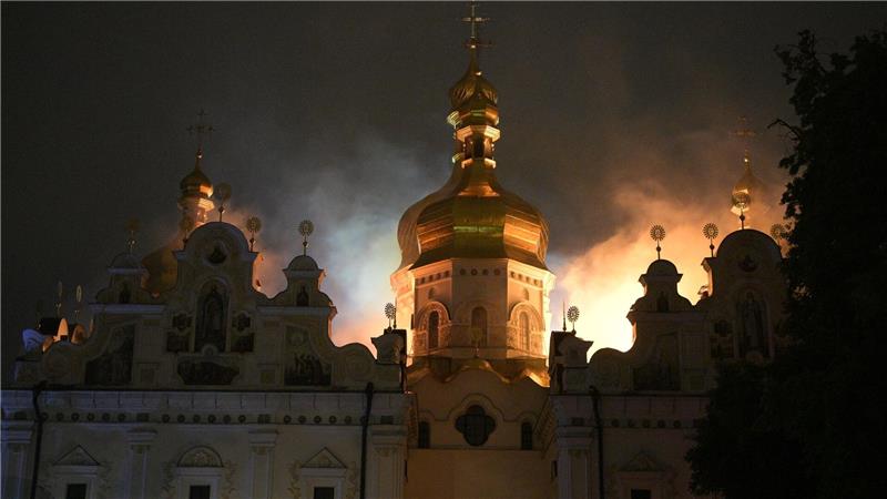 Russische Angriffe auf Kiew – berühmtes Höhlenkloster brennt Das jahrhundertealte Höhlenkloster gehört zum Unesco-Weltkulturerbe.