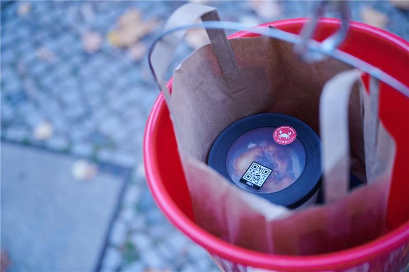 Japanische Nudelsuppe aus rotem Eimer schmeckt den Promis Das japanische Gericht Ramen kommt im Eimer zu seinem Kunden.