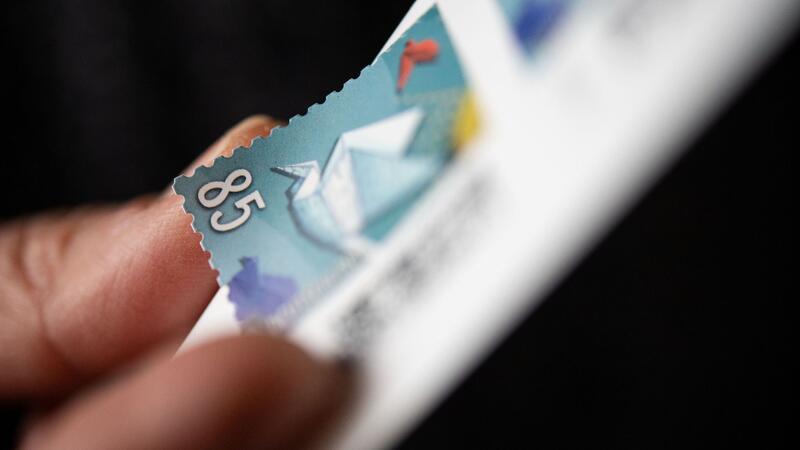 Das jetzige Porto von 85 Cent für einen Standardbrief gilt seit Anfang 2022, als sich der Versand von 80 auf 85 Cent verteuerte.