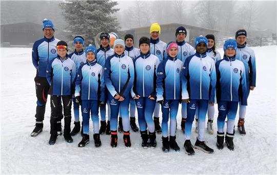 Das kann sich sehen lassen: Landestrainer Sven Münch (li.) und der neu eingekleidete Langlaufkader des Niedersächsischen Skiverbandes. Foto: Privat