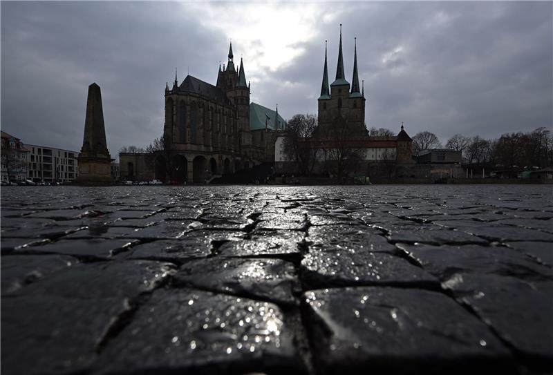 Das katholische Mariendom und der Severikirche auf dem Domplatz in Erfurt.