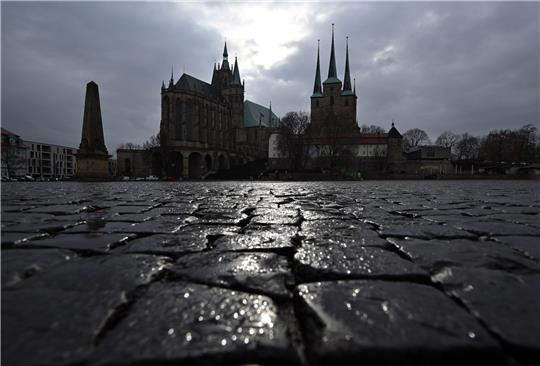 Das katholische Mariendom und der Severikirche auf dem Domplatz in Erfurt.