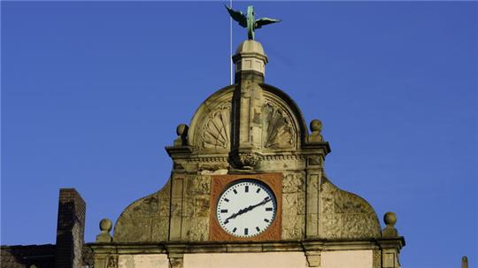 Das kennt man gar nicht mehr: Es ist 8.11 Uhr am Morgen – und die Bahnhofsuhr zeigt 8.11 Uhr an.
