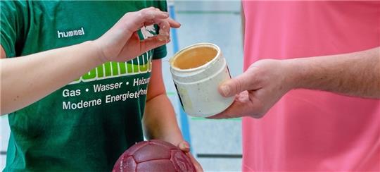 Das klebrige Harz ermöglicht eine bessere Ballkontrolle, beeinflusst aber auch die Wurftechnik.  Foto: Drechsler