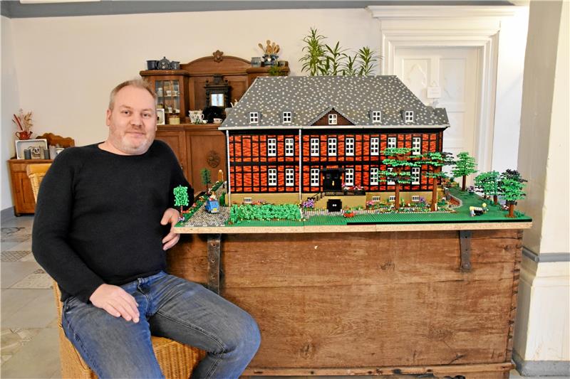 Lego-Ausstellung in Goslar: Handwerker baut Gut Ohlhof nach Das kleine Herrenhaus steht in der Eingangshalle des großen Herrenhauses von Gut Ohlhof: Sascha Lüddecke baute sein zu Hause aus Legosteinen nach. Foto: Hartmann