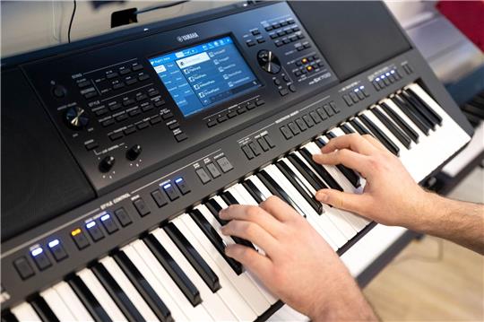 Das kleine Tasteninstrument ist im Vergleich zum Klavier günstig und kann gut transportiert werden.