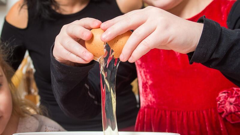 Wie Plätzchen backen mit Kindern richtig schön wird Das können die meisten Kinder schon selbst: ein Ei aufschlagen.
