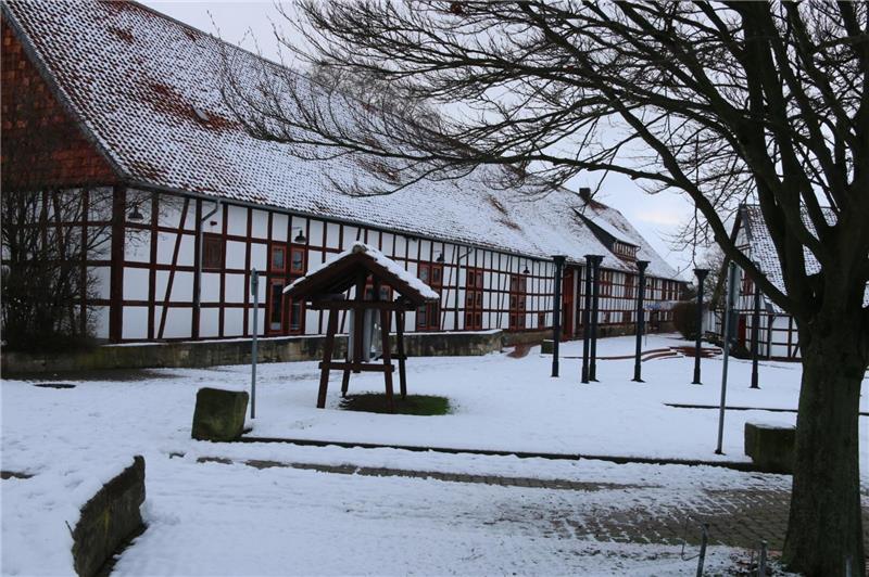 Winterlicher Platz mit Fachwerkhaus. 