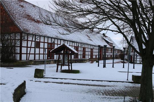 Winterlicher Platz mit Fachwerkhaus. 