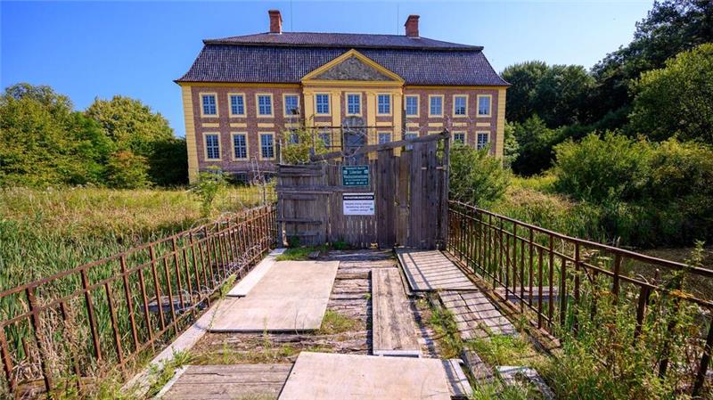 Das kulturgeschichtlich bedeutende Schloss Johannstorf im nordwestmecklenburgischen Dassow ist abgebrannt. (Archivbild)