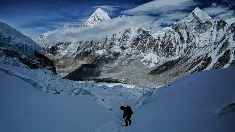 Das kurze Zeitfenster für den Gipfelsturm zum Mount Everest öffnet sich bald, doch der Weg vom Basislager ist noch versperrt. (Archivbild)