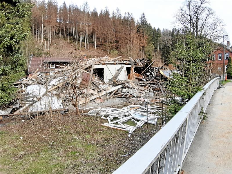 Vom maroden Haus in Altenau bleibt ein Schutthaufen Das lange schon desolate Haus am Ortseingang soll abgerissen werden. Es kommt zum Einsturz einer Wand und zur Stilllegung der Baustelle. Die Bauaufsicht lässt den Abbruch beenden – im Zuge einer Ersatzvornahme. Foto: Potthast