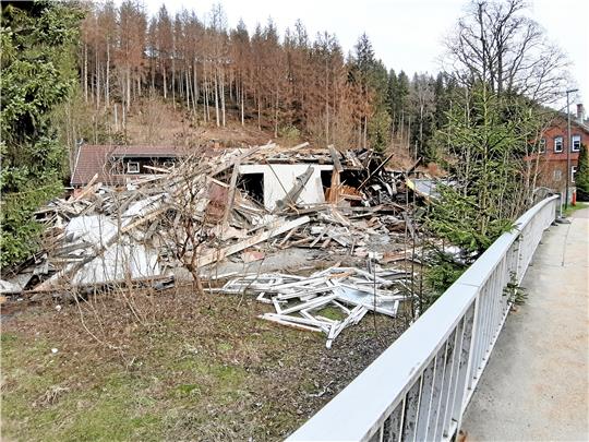 Das lange schon desolate Haus am Ortseingang soll abgerissen werden. Es kommt zum Einsturz einer Wand und zur Stilllegung der Baustelle. Die Bauaufsicht lässt den Abbruch beenden – im Zuge einer Ersatzvornahme. Foto: Potthast